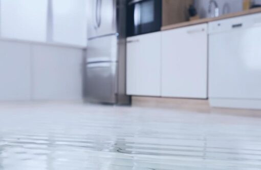 Asukkaan huolimattomuus aiheutti vesivahingon, taloyhtiö maksumiehenä. Miten tässä näin kävi?