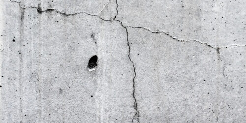 halkeamia betoniseinässä